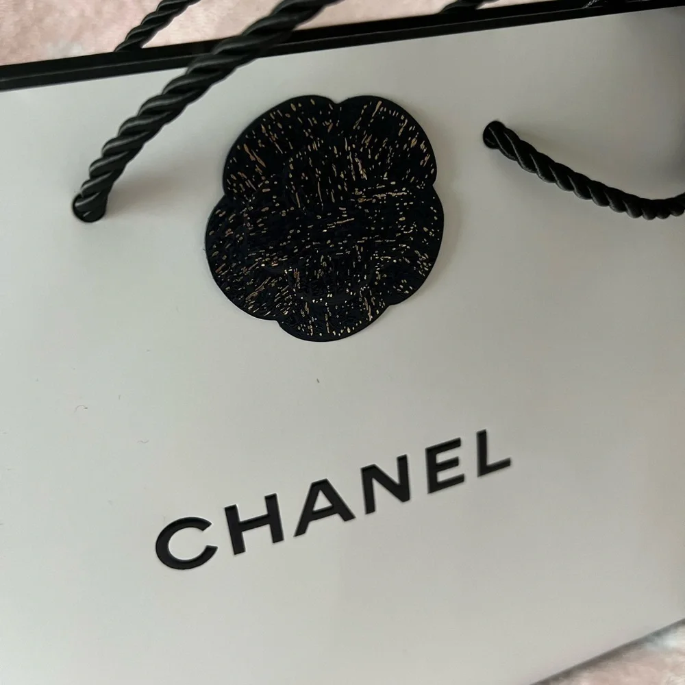 CHANEL• Eye Essential Set Holiday Gift set
